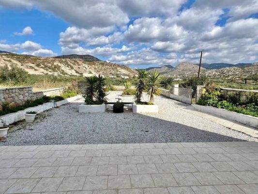 Kreta, Makry Gialos: 4-Zimmer-Erdgeschosswohnung in Strandnähe zu verkaufen