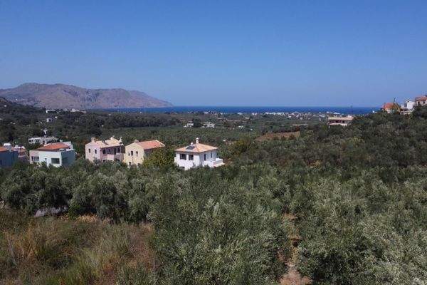 Kreta, Kournas: Eckgrundstück nahe des Kournas-Sees zu verkaufen