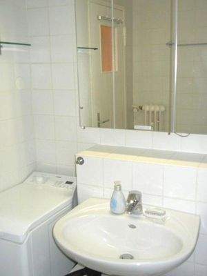 Bad mit Waschbecken u-Maschine