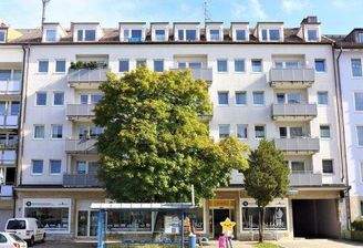 Frontansicht des Wohnhauses (im Sommer)