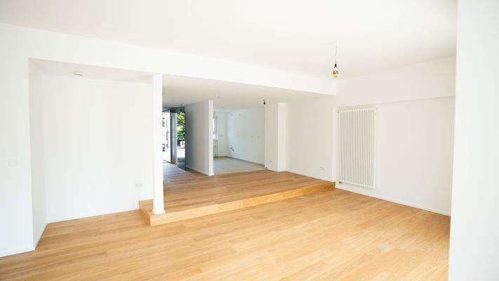 Wohnbereich mit Ansicht auf Küche