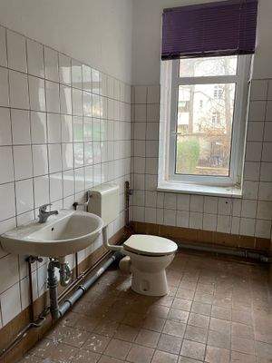 WC mit Waschbecken 