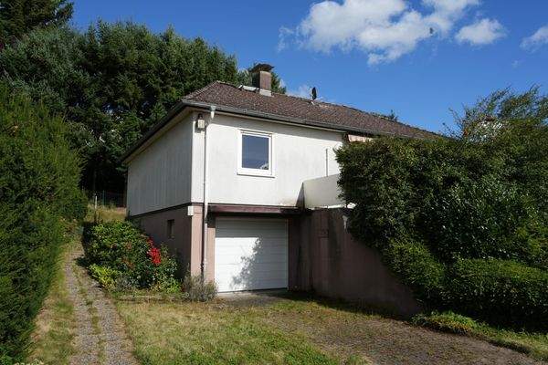 Außenansicht mit Garage