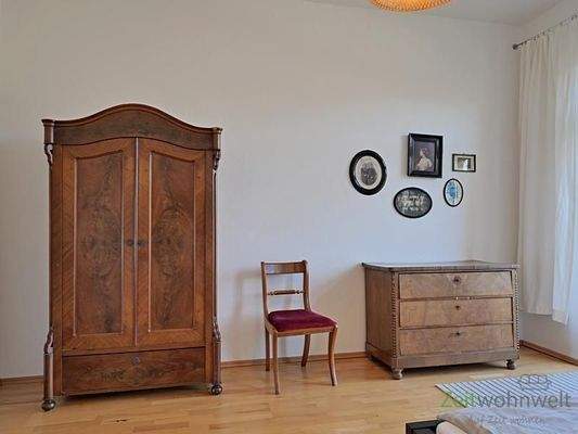 Kleiderschrank und Kommode