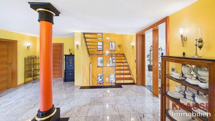 Flur EG mit Aufgang OG