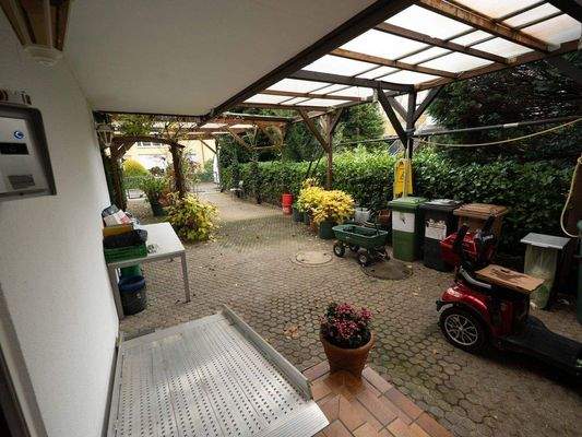 Blick Haustüre in Hof