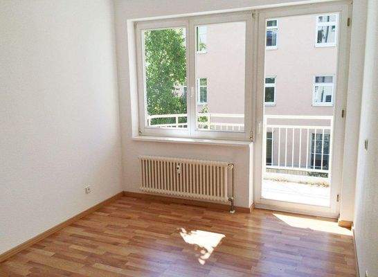 Schlafzimmer mit Blick zum BalkonG