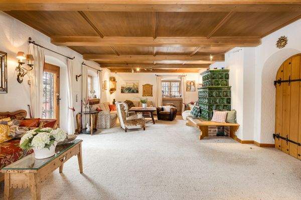 Große Stube mit Kachelofen