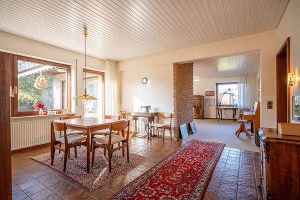 Wohn- und Esszimmer mit Terrassenausgang