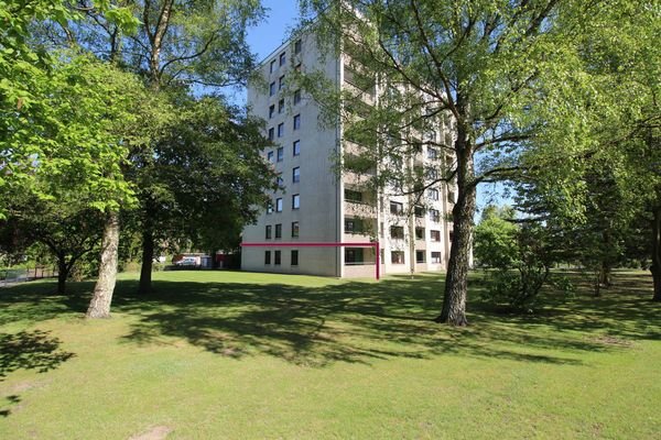 Ansicht Mehrparteienhaus und Kennzeichnung EG-Wohnung