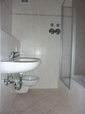 Bad mit Dusche und Badewanne