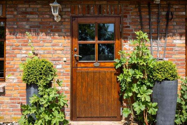 Holztür mit Pflanzen
