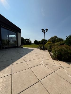 Terrasse mit Blick in den Garten