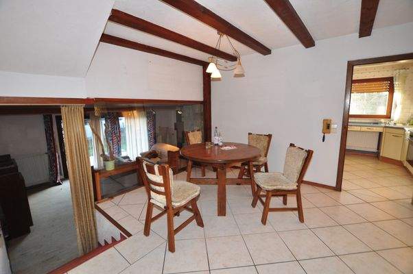 Essplatz neben der Küche mit Blick ins Wohnzimmer