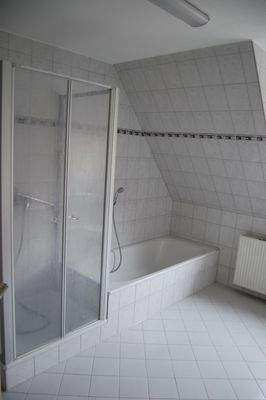 Bad mit Wanne und Dusche