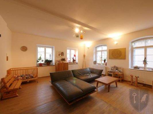  Blick in das geräumige WOHNZIMMER