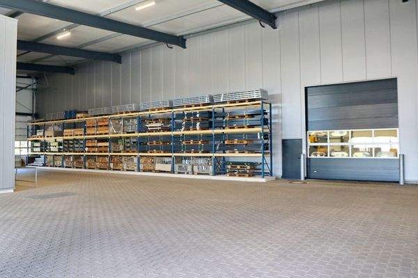 Sektionaltor mittig  der Hallen 3.1 und 3.2