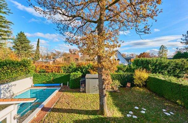 Blick in den Garten mit Pool vom Balkon