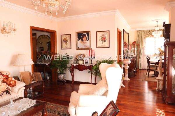 Edler Salon mit Parkett und Stuck