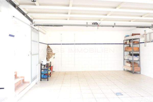 Auch die Garage ist großzügig ausgelegt...