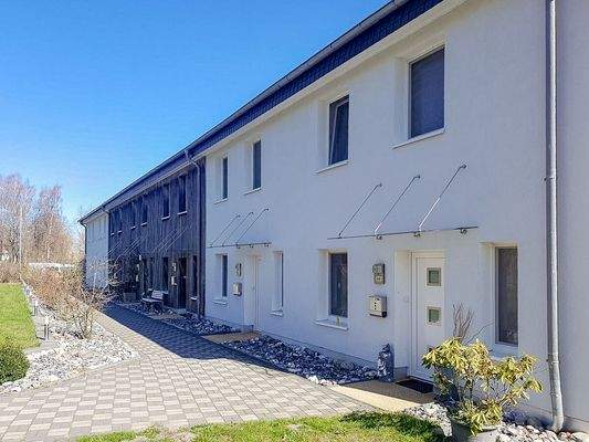 Alle Eingange mit Glasvordächern