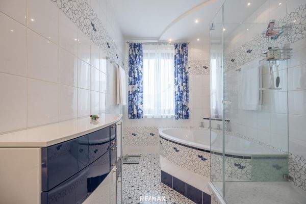 Badezimmer mit Wannenbad und Dusche