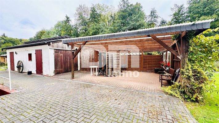 Nebengebäude und Carport