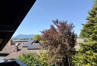 Ruhiger Westbalkon mit Ausblick auf die Chiemgauer Berge