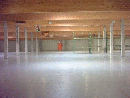 Halle 4 innen Blick nach Westen Felder mittig