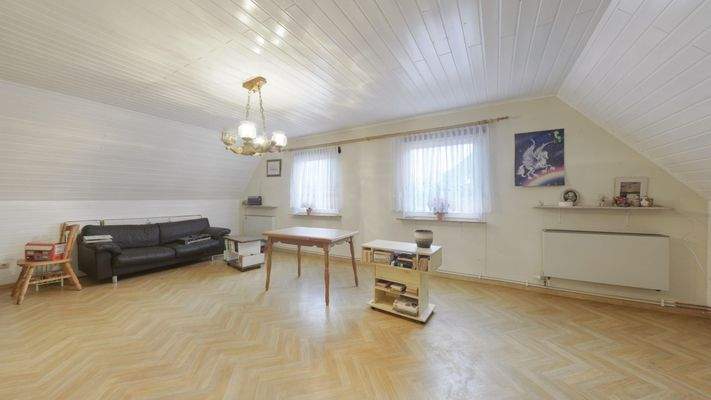 Großes Zimmer im Dachgeschoss