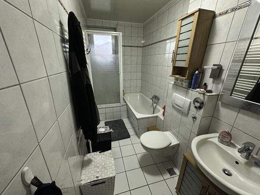 Bad unten mit Wanne und Dusche