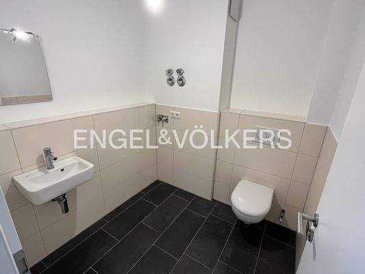 Gäste-WC mit Waschmaschinenanschluss