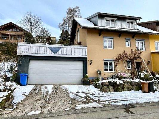Hausansicht mit Doppelgarage