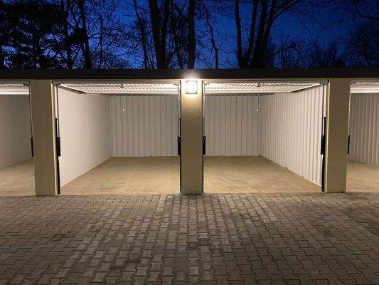 Beispiel Garagen offen bei Nacht
