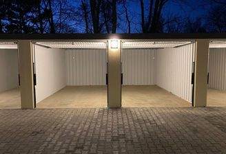 Beispiel Garagen offen bei Nacht