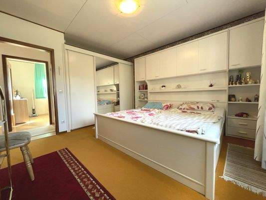 und großer Schranknische