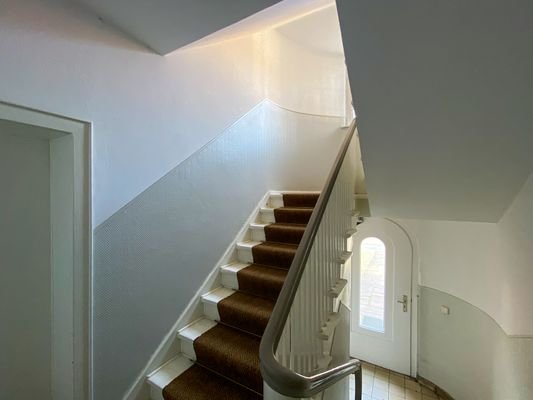 Eingang und Treppenhaus