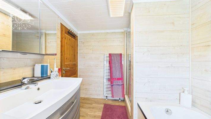 1. Wohneinheit Obergeschoss - Badezimmer