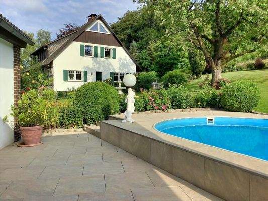 Swimmingpool mit Blick in den Garten