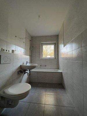 Badezimmer mit Tageslichtfenster