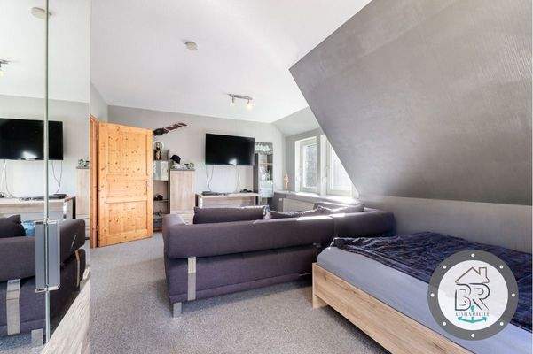 Großzügiger Raum im Dachgeschoss