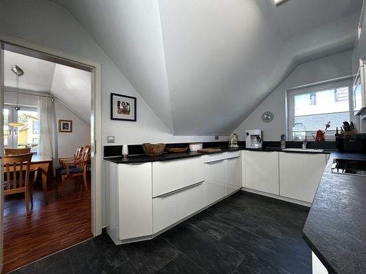 Küche mit Blick in den Wohnbereich