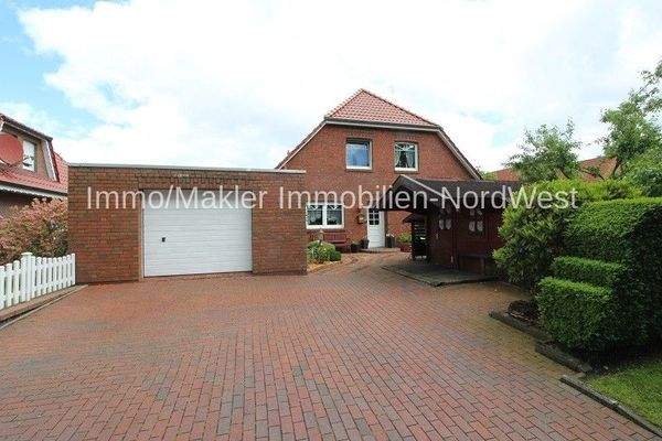 Hofauffahrt II & Garage II + Gartenhaus II