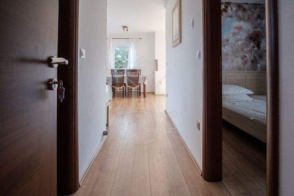 Lichtdurchströmt zeigt sich die erste Wohnung