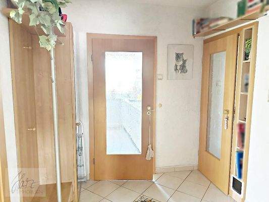 Flurbereich mit Blick Richtung Küche und Badezimmer (Verkauf ohne Inventar)