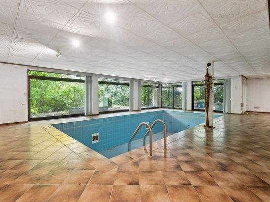 Schwimmbad im Untergeschoss