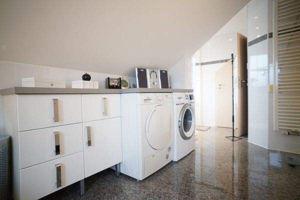 Badezimmer mit integrierter Waschmaschine und Trockner 