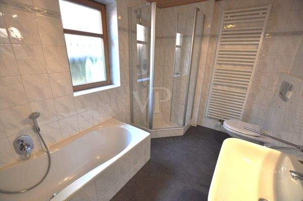 Mit Wanne und Dusche