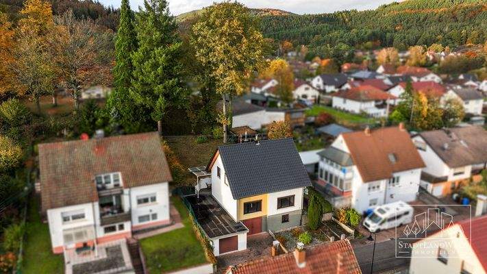 Luftbild - Straßenansicht mit Umgebung