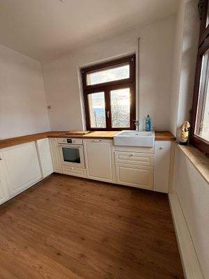 Helle Küche mit Fenster